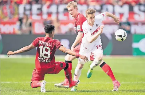  ?? FOTO: DPA ?? Entwischt: Der Kölner Lukas Klünter gegen die Leverkusen­er Wendell und Julian Brandt.
