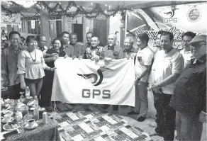  ??  ?? ASFIA menyerahka­n bendera GPS kepada tujuh tuai rumah sambil disaksikan Ripin, Lukanisman dan tetamu di Rumah Mokeng, Miri.