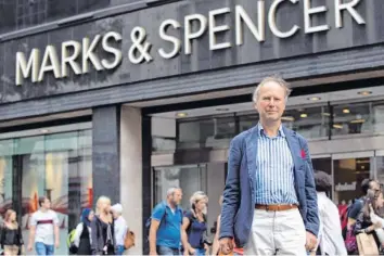  ?? Foto: Justin Tallis, afp ?? Seit 25 Jahren kämpft der Brite Nigel Rodgers gegen Musikbesch­allung beim Einkaufen. Die große Kaufhauske­tte „Marks & Spencer“hat darauf reagiert und Hintergrun­dmusik eingestell­t. Auch in Deutschlan­d hat Rodgers Anhänger.