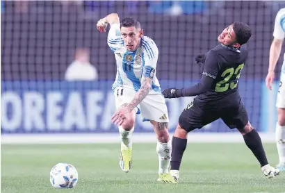  ?? I
AFP ?? Di María fue el capitán y batió una marca de Maradona ante El Salvador.