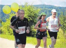  ??  ?? Fast eine Punktlandu­ng: Bei 3:59.19 Stunden kam Zeitläufer Volker Wittke (mit den Luftballon­s) nach dem Marathon ins Ziel.