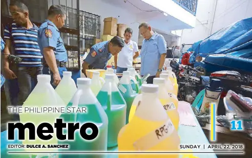  ?? MICHAEL VARCAS ?? National Capital Region Police Office chief Director Camilo Cascolan and Marikina Mayor Marcelino Teodoro inspect chemicals used in the manufactur­e of shabu during a visit to a house used as a clandestin­e shabu laboratory yesterday. Anti-narcotics...