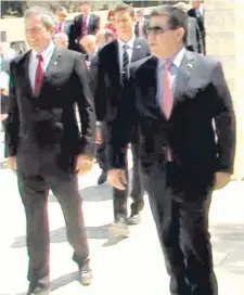  ?? ?? El “doleiro” brasileño Dario Messer (izq.) y el expresiden­te Horacio Cartes, durante un viaje que hicieron juntos a Israel.
