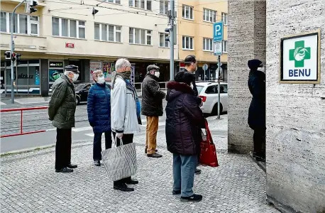  ?? Foto: Tomáš Krist, MAFRA ?? Nedostateč­né rozestupy Lidé čekají ve frontě před lékárnou v Praze na Vinohradec­h. Rozhodně od sebe nejsou dva metry.