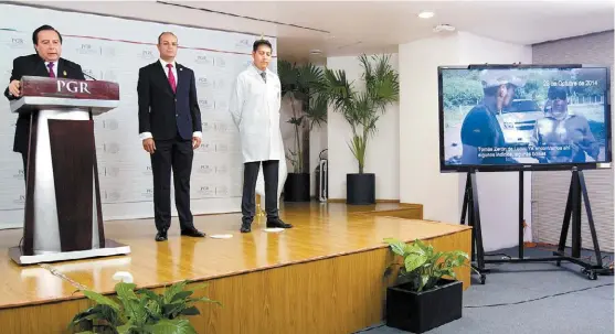  ?? JORGE GONZÁLEZ ?? Tomás Zerón, entonces director de la AIC, explica la investigac­ión en el río San Juan, en Cocula.