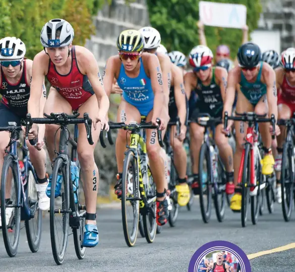  ??  ?? ABOVE
Joanna Brown at the front of the women’s lead pack in Bermuda 2019