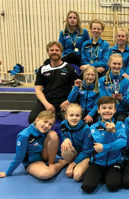  ??  ?? MEDALJRUS. Två av de fyra grupperna från Strömstads gymnastikk­lubb som åkte till Vårcupen i Vänersborg tog sig