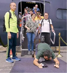  ?? — AFP ?? A jubilant passenger reacts as he disembarks from the Westerdam cruise ship in Sihanoukvi­lle, Cambodia on Friday.