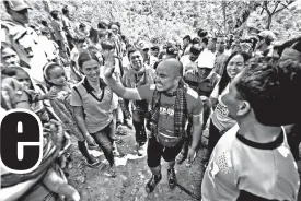  ?? A.DAYAO, M. LASACA/IDS COMVAL ?? WARM WELCOME. Compostela Valley Senior Board member Tyrone Uy is greeted with a warm welcome from the townsfolk of Barangay Manurigao, New Bataan.