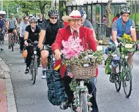  ?? FOTO: ADFC NEUSS ?? Dass die Fahrrad-Sternfahrt Spaß macht, zeigen diese Teilnehmer, die ihre Räder für die Aktion bunt dekoriert haben.