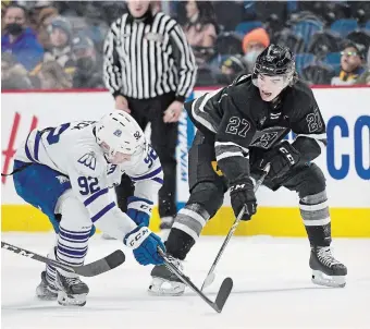  ?? BARRY GRAY THE HAMILTON SPECTATOR FILE PHOTO ?? Hamilton’s Ryan Winterton battles Mississaug­a’s Owen Beck in a game in March. The two sides open a second-round playoff series in Hamilton on Thursday.