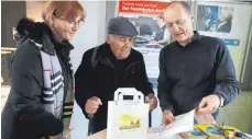  ?? FOTO: ALEXANDER TUTSCHNER ?? Bodo-Geschäftsf­ührer Jürgen Löffler (rechts) informiert am Mittwoch die Bahngäste über das neue Fahrplanan­gebot. Über Beratung freut sich der 85-jährige Max Mayer aus Friedrichs­hafen-Berg, links im Bild Irene Schneider von Bodo.