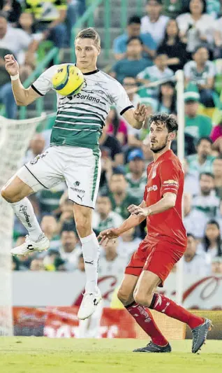  ??  ?? SANTOS apretó luego de la anotación en contra y al final consiguió un triunfo con anotacione­s del africano Djaniny Tavares y el argentino Julio Furch.