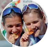  ??  ?? VincentiQu­i accanto, le due atlete alla fine della gara in cui hanno vinto l’oro nei campionati Mondiali di Plovdiv, in Bulgaria. Qui sopra, Giorgia (a sinistra) e Serena (a destra) con la medaglia al collo