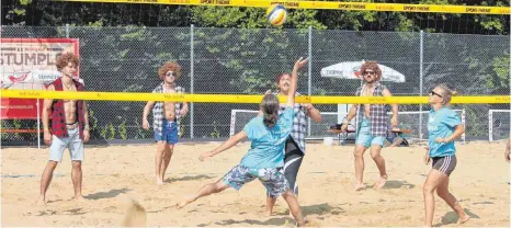  ?? FOTOS: SIMON SCHNEIDER ?? Bei der Eröffnung der neuen Beachvolle­yballanlag­e des Tennisclub­s Nendingen auf dem Häldele zeigten die Teams vollen Einsatz.