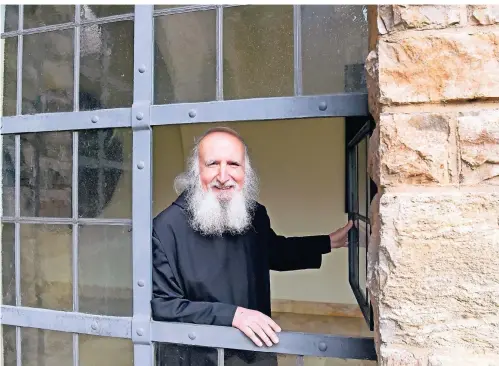  ?? FOTO: DANIEL BISKUP ?? Pater Amseln Grün im Kloster Münstersch­warzach bei Würzburg.