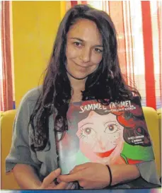  ?? FOTO: ELKE REINAUER ?? Najely Chumana mit ihrem Buch „Sammel Tammel“.
