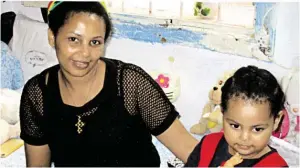  ?? BILD: SN/HELMUT L. MÜLLER ?? Traum von einem besseren Leben: die Äthiopieri­n Mestawet mit ihrer Tochter Dina in ihrer Wohnung in Beirut.