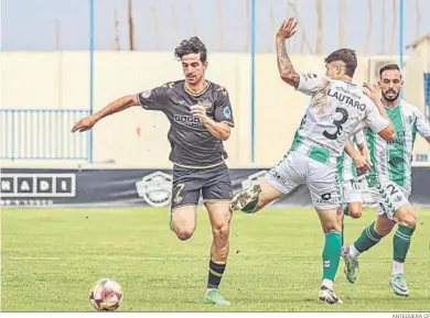  ?? ANTEQUERA CF ?? Un jugador del Intercity se marcha de Lautaro Spatz.