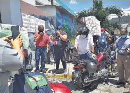  ??  ?? Protestas. Empleados municipale­s de Apopa y Soyapango protestaro­n por despidos injustific­adas en ambas comunas.