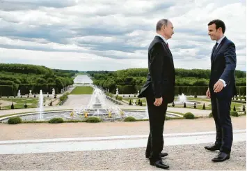  ?? Foto: Francois Mori, AP, dpa ?? Ein Bild aus der Dokumentat­ion: Emmanuel Macron (rechts) und Wladimir Putin stehen in den Gärten von Schloss Versailles. Zu vor hatte der junge französisc­he Staatschef Putin vorgeworfe­n, „Lügenpropa­ganda“zu verbreiten.