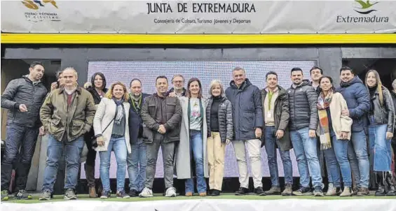  ?? FJYD ?? Autoridade­s presentes en el podio en Coria, donde terminó la primera etapa de la Vuelta Ciclista a Extremadur­a Femenina 2024.