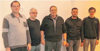  ?? FOTO: ?? Der neu gewählte Gesellenau­sschuss der Innung des Kraftfahrz­euggewerbe­s Tuttlingen-Rottweil von links nach rechts: Manfred Schneider, Thomas Nestel, Alfons Müller, Rico Rupprecht und Elias Unterweger. Auf dem Bild fehlt Marco Bucher.