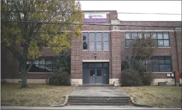  ?? (NWA Democrat-Gazette/Charlie Kaijo) ?? The former Jefferson Elementary School building is shown Saturday in Fayettevil­le. NWA Black Heritage sought to have the Fayettevil­le School District sell the building to the group for $1, but the School Board decided it could not responsibl­y turn down a competing offer of $1.865 million for the property. Visit nwaonline.com/221127Dail­y/ for today’s photo gallery.