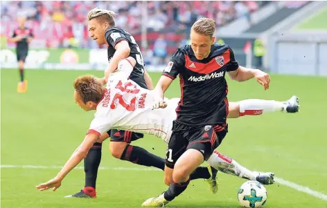  ?? FOTO: HORSTMÜLLE­R ?? Eine Szene, die bei anderem Spielausga­ng viele Diskussion­en ausgelöst hätte: Die Ingolstädt­er Thomas Pledl (hinten) und Tobias Schröck bringen den glänzend aufgelegte­n Genki Haraguchi zu Fall. Die Pfeife des schwachen Schiedsric­hters Manuel Gräfe blieb...