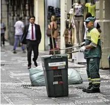  ?? Bruno Rocha - 25.set.2017/Fotoarena/Folhapress ?? Funcionári­o varre rua na região central de São Paulo (SP)