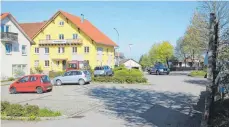  ?? FOTO: SCHWÄRZLER ?? Der Parkplatz soll künftig 50 statt bislang 40 Stellfläch­en haben und eine verbessert­e Wendemögli­chkeit für den Bus erhalten.