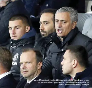  ??  ?? José Mourinho (i midten) kigger ned på Ed Woodward under en kamp mellem Manchester United og Swansea i 2016. Foto: John Sibley/Ritzau Scanpix