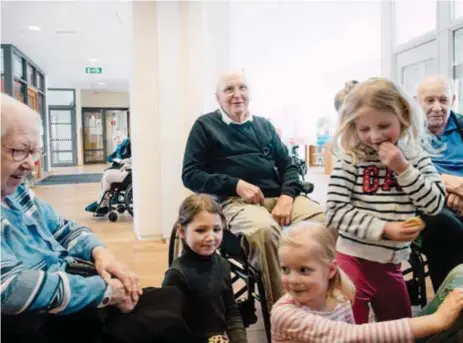  ?? FOTO: SACHARIAS KÄLLDÉN ?? GENERATION­SMYS. Det blev ett lyckat möte mellan Vera Andersson, Christer Tufvesson, Lars Lindstrand och förskoleba­rnen Signe, Daisy, Astrid och Stella.