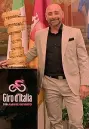  ?? ?? Al Giro Paolo Bettini con il trofeo “Senza fine” del Giro d’Italia. Ha conquistat­o due volte la classifica a punti, nel 2005 e 2006, quando vinse anche il premio per la combattivi­tà