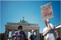  ?? MARKUS SCHREIBER
THE ASSOCIATED PRESS ?? Protesters rally against anti-black racism and police violence in front of the Brandenbur­g Gate in Berlin on Monday.