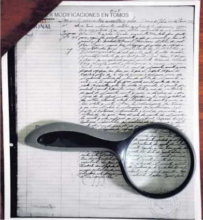  ?? DIANA MÉNDEZ. ?? La abogada Lisbeth Chavarría, vecina de Bagaces, tiene en su posesión una copia del documento firmado en 1965, en el que los hermanos Stewart entregaron la Hacienda Miravalles al Inder.