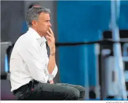  ?? KIKO HUESCA / EFE ?? Luis Enrique observa el partido desde su área técnica.