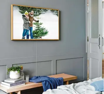  ?? Fotos: Samsung/ Hersteller ?? Ein Fernseher? Ja, aber nicht irgendeine­r. Samsungs „The Frame“zeigt neben dem TV Programm entweder eigene Fotos (Bild) oder berühmte Kunstwerke in superschar­fer Auflösung an. So wird die Glotze zum Gemälde.