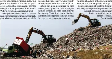  ??  ?? nggak HANUNG HAMBARA/JAWA POS OVERLOAD: Pemulung bergerak cepat ketika truk menurunkan sampah di TPA Griyo Mulyo.