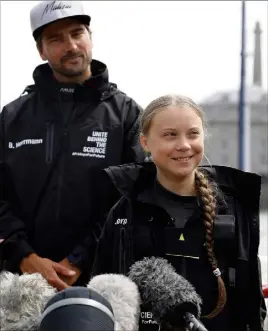  ?? (Photos AFP) ?? Greta Thunberg et Boris Herrmann, hier après-midi, avant de lever les voiles.