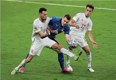  ?? Fotos: AFP ?? Sergio Busquets, Eric Garcia (r.) und die Spanier liefern sich ein spannendes Duell mit Italien um Andrea Belotti.