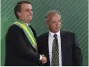  ?? Bild: Eraldo Peres ?? Brasiliens president skakar hand med sin finansmini­ster Paulo Guedes.