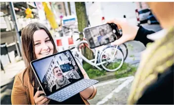  ?? RP-FOTO: ANDREAS BRETZ ?? Verena Preisler (l.) koordinier­t die Aktion im Altenheim St. Martin gemeinsam mit der Einrichtun­gsleiterin Lioba Gamm (auf dem Bildschirm).