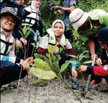  ??  ?? Pelbagai aktiviti diadakan sebagai pengisian kepada program selama enam hari termasukla­h aktiviti CSR dan bacaan al-quran.