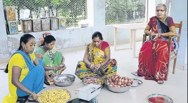  ?? SIDDHARAJ SOLANKI/HT ?? Members of a Sakhi Mandal at work in Gujarat.