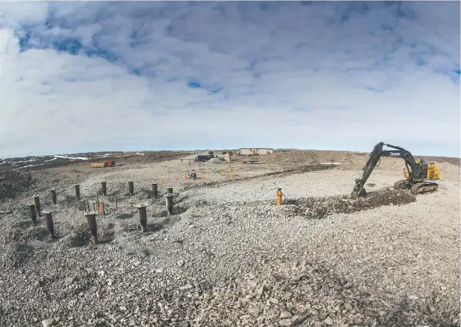  ?? Tugliq Energie. ?? Tugliq Énergie erects wind turbines on Wednesday that will help power Glencore PLC’s Raglan nickel-copper mine, in northern Quebec.