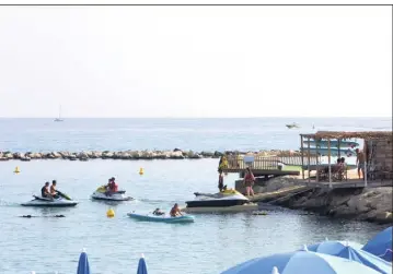  ??  ?? C’est à partir de cette base nautique, installée sur une jetée située en face de la promenade des Flots-Bleus à Saint-Laurent-du-Var, que le père et son enfant sont partis en mer. (Photo Eric Ottino)