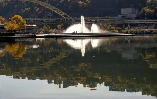  ?? Pittsburgh Post-Gazette ?? Downtown-based water treatment company Evoqua tends to the Point State Park fountain and water used by animals at the Pittsburgh Zoo and Aquarium.