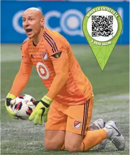  ??  ?? Guzan detiene el esférico en el césped, mientras grita a sus compañeros.