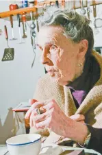  ??  ?? El último estudio de Leonora Carrington en su casa ubicada en la colonia Roma de la Ciudad de México; el espacio se conserva, en esencia, como ella lo tenía. A la derecha, una imagen de la artista en su cocina durante una entrevista en 2005.